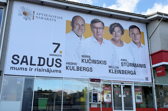 Partijas "Apvienotais saraksts" reklāmas plakāts pirms 15. Saeimas vēlēšanām Saldus novadā. Partijas "Apvienotais saraksts" reklāmas plakāts pirms 15. Saeimas vēlēšanām Saldus novadā.