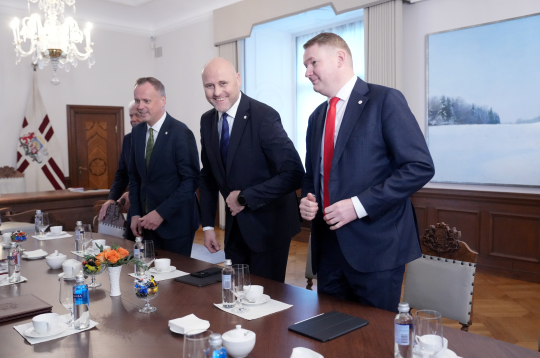 Viedās administrācijas un reģionālās attīstības ministrs Edgars Tavars, Ministru prezidents Andris Kulbergs, tieslietu ministrs Edvards Smiltēns tikšanās laikā Rīgas pilī.