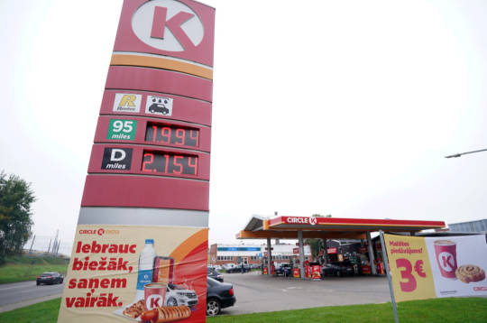 Ģeopolitiskā vētra pasaulē un pašu pieļautās kļūdas padarījušas ES valstis kritiski atkarīgas no dīzeļdegvielas importa. Ģeopolitiskā vētra pasaulē un pašu pieļautās kļūdas padarījušas ES valstis kritiski atkarīgas no dīzeļdegvielas importa.