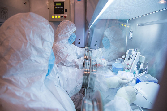 Irkutskas pretmēra pētniecības institūta publiskotā foto redzami šīs iestādes darbinieki laboratorijā.