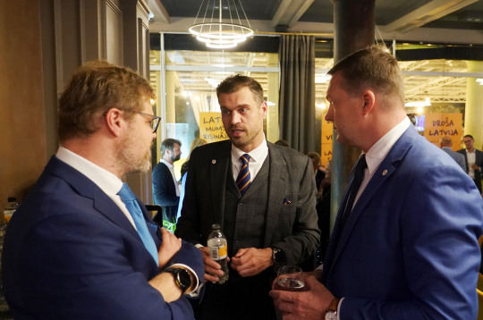 Partiju apvienības "Apvienotais saraksts" pārstāvis Aivis Ceriņš gaidot 15. Saeimas vēlēšanu rezultātus.