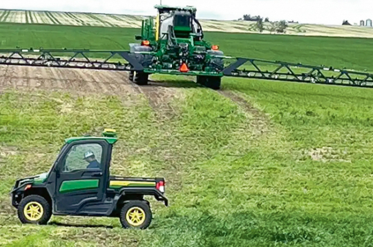 'John Deere See & Spray Gen 2' darbībā. 