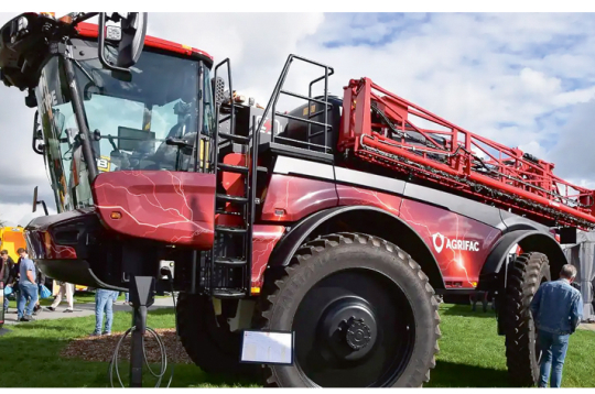 'Agrifac Vanguard 55' hibrīdsmidzinātājs.