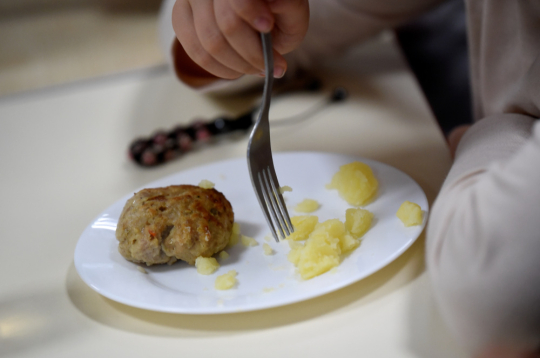 Otrs lielais budžeta līdzekļu ietaupījumu avots ir IZM – tur no dotācijām skolēnu brīvpusdienām ietaupīti 1,82 miljoni eiro, jo pārrēķināts skolēnu skaits un tas izrādījies mazāks par prognozēto. 