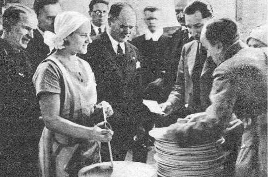 Finanšu ministrs L. Ēķis (vidū) "Lignuma" finiera fabrikā 1936. gadā.