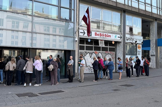 Rinda pie Latvijas vēstniecības Briselē 15. Saeimas vēlēšanu dienā.