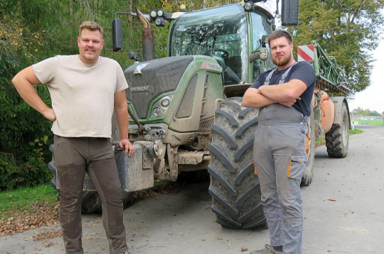 SIA "Baltic Pork" agronoms Jānis Rika un traktorists Dairis Paeglītis vīlušies attiecīgi nacionāļos un ZZS un cer uz Kulbergu. SIA "Baltic Pork" agronoms Jānis Rika un traktorists Dairis Paeglītis vīlušies attiecīgi nacionāļos un ZZS un cer uz Kulbergu.