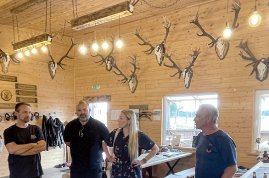 Starptautiskā pieredzes apmaiņas komanda ieradusies "Jasmīnu" šautuves ēkā, un stāstījums par saimniecību var sākties. No kreisās: austrietis Ralfs Tačls, grieķis Stamatis Triantafilojs, organizatore un BLSDAA pārstāve Māra Paeglīte un saimnieks Edmunds Juškevičs.