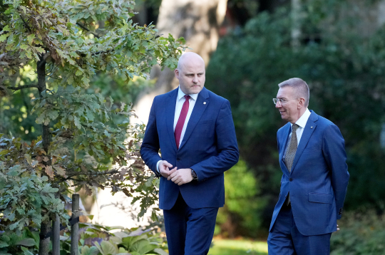 Valsts prezidents Edgars Rinkēvičs (no labās) un Ministru prezidents Andris Kulbergs tikšanās laikā Rīgas pilī. Valsts prezidents Edgars Rinkēvičs (no labās) un Ministru prezidents Andris Kulbergs tikšanās laikā Rīgas pilī.