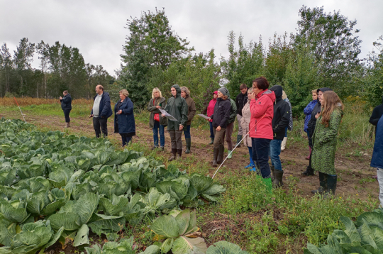 Zīmīgi, ka interesentu vidū Lauka dienā bija ne tikai dārzeņu audzētāji, bet arī vairāku firmu un Latvijas Lauku konsultāciju un izglītības centra pārstāvji. Zīmīgi, ka interesentu vidū Lauka dienā bija ne tikai dārzeņu audzētāji, bet arī vairāku firmu un Latvijas Lauku konsultāciju un izglītības centra pārstāvji.