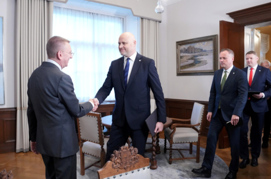 Valsts prezidents Edgars Rinkēvičs (no kreisās), partiju apvienības "Apvienotais saraksts" pārstāvji - Ministru prezidents Andris Kulbergs, viedās administrācijas un reģionālās attīstības ministrs Edgars Tavars un tieslietu ministrs Edvards Smiltēns tikšanās laikā Rīgas pilī. Valsts prezidents Edgars Rinkēvičs (no kreisās), partiju apvienības "Apvienotais saraksts" pārstāvji - Ministru prezidents Andris Kulbergs, viedās administrācijas un reģionālās attīstības ministrs Edgars Tavars un tieslietu ministrs Edvards Smiltēns tikšanās laikā Rīgas pilī.