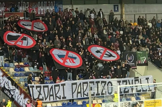 Latvijas futbola izlases fani aicināja piedalīties Saeimas vēlēšanās un izdarīt pareizo izvēli, ar četriem simboliem norādot virzienu – nebalsot par prokremliskiem spēkiem, komunistiem un kreiso ideju virzītājiem. Kreisajā pusē attēlotais ir antifa simbols, kas Eiropā izplatīts arī futbola ultru vidū, tas nozīmē iestāšanos pret galēji labējām un neonacistiskām idejām. Plakāti tribīnēs bija redzami vairāk nekā piecas minūtes un sociālajos tīklos ieguva gana lielu popularitāti. Latvijas futbola izlases fani aicināja piedalīties Saeimas vēlēšanās un izdarīt pareizo izvēli, ar četriem simboliem norādot virzienu – nebalsot par prokremliskiem spēkiem, komunistiem un kreiso ideju virzītājiem. Kreisajā pusē attēlotais ir antifa simbols, kas Eiropā izplatīts arī futbola ultru vidū, tas nozīmē iestāšanos pret galēji labējām un neonacistiskām idejām. Plakāti tribīnēs bija redzami vairāk nekā piecas minūtes un sociālajos tīklos ieguva gana lielu popularitāti.