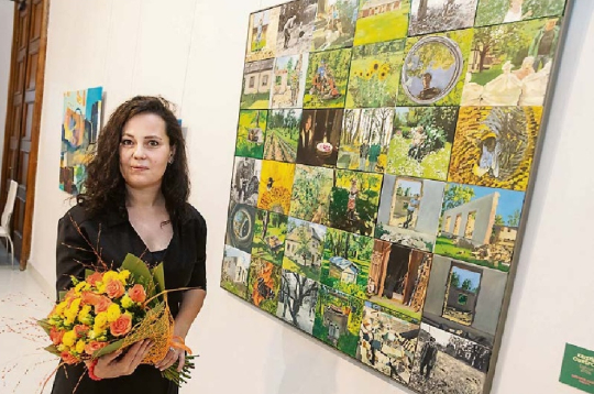 Ceturtā Ģederta Eliasa balvas ieguvēja Kristīne Guršpone pie sava darba "Dzīvot". 2026, audekls, eļļa, 123 x 123 cm. 