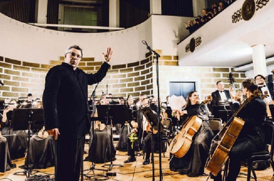 Valsts kamerorķestris "Sinfonietta Rīga" sezonas atklāšanas koncertā uzstājās ar jauno galveno diriģentu Olari Eltsu. 