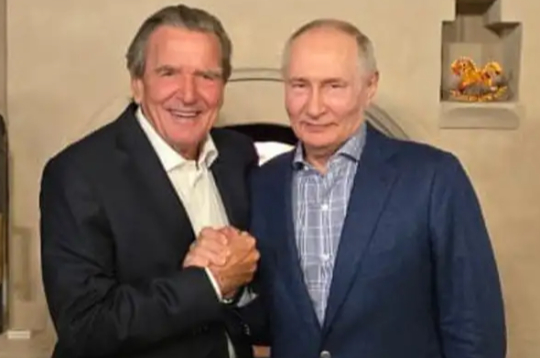 Šrēders un Putins Maskavā. 