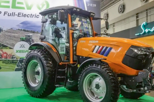 'Xeevo E904i' traktors. 