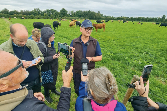 Kens Gils, "Ballydermot Organic Farm" īpašnieks: "Bioloģiskā saimniekošana ir arī iespēja pietiekami nopelnīt. Atzīšos – mana sieva ir veģetāriete, bet es liellopa gaļu ēdu reti un nesaredzu īpašu atšķirību gaļas kvalitātē, kas izaudzēta bioloģiskā vai konvencionālā saimniecībā. Tomēr šāds saimniekošanas modelis man tiešām patīk un atbilst manai pārliecībai." Kens Gils, "Ballydermot Organic Farm" īpašnieks: "Bioloģiskā saimniekošana ir arī iespēja pietiekami nopelnīt. Atzīšos – mana sieva ir veģetāriete, bet es liellopa gaļu ēdu reti un nesaredzu īpašu atšķirību gaļas kvalitātē, kas izaudzēta bioloģiskā vai konvencionālā saimniecībā. Tomēr šāds saimniekošanas modelis man tiešām patīk un atbilst manai pārliecībai."