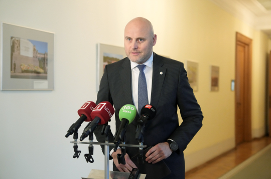 Ministru prezidents Andris Kulbergs preses brīfingā pēc tikšanās ar kino nozares pārstāvjiem Ministru kabinetā. Ministru prezidents Andris Kulbergs preses brīfingā pēc tikšanās ar kino nozares pārstāvjiem Ministru kabinetā.