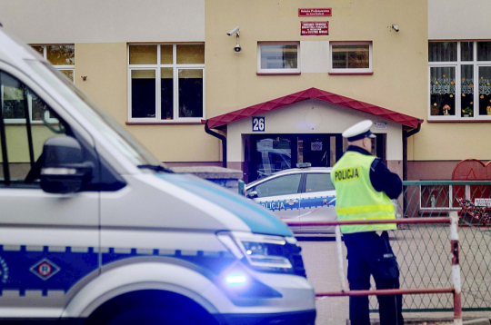 Policijas postenis pie skolas Leščidolas-Novinu ciemā, kur pagājušo ceturtdien nepilngadīgais uzbrukumā ar nazi nogalināja vienu, bet ievainoja divus skolas darbiniekus.