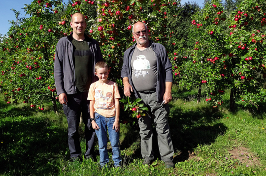 Kaspars Ofkants (no kreisās) ar dēliņu Albertu un Guntis Ofkants.