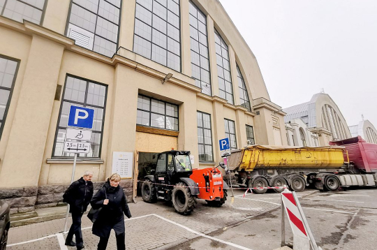 Lai izveidotu vienotu Rīgas Centrāltirgus nākotnes redzējumu, "Rīgas namiem" sešu mēnešu laikā būs jāorganizē metu konkurss "Rīgas Centrāltirgus arhitektūras un dizaina koncepta izstrāde". Lai izveidotu vienotu Rīgas Centrāltirgus nākotnes redzējumu, "Rīgas namiem" sešu mēnešu laikā būs jāorganizē metu konkurss "Rīgas Centrāltirgus arhitektūras un dizaina koncepta izstrāde".