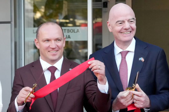 Starptautiskās Futbola federāciju asociācijas (FIFA) prezidents Džovanni Vinčenco Infantīno (no labās) un Latvijas Futbola federācijas presidents Vadims Lašenko.
