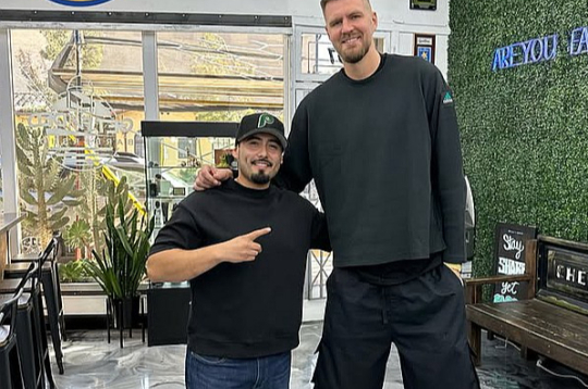 Kristaps Porziņģis šonedēļ pabija frizētavā Kalifornijā. Cerams, tā ir laba zīme un viņš sagatavojās atkal būt starmešu gaismā. Kristaps Porziņģis šonedēļ pabija frizētavā Kalifornijā. Cerams, tā ir laba zīme un viņš sagatavojās atkal būt starmešu gaismā.