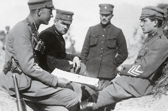 Pulkvedis leitnants Aleksandrs Plensners (no labās) ar armijas virsniekiem ierakumos Latvijas Satversmes sapulces vēlēšanu laikā. Latgales fronte, 1920. gada aprīlis. Pulkvedis leitnants Aleksandrs Plensners (no labās) ar armijas virsniekiem ierakumos Latvijas Satversmes sapulces vēlēšanu laikā. Latgales fronte, 1920. gada aprīlis.