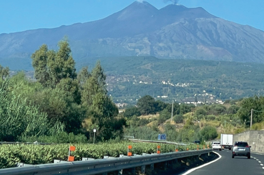 Mamma Etna, kā vulkānu sauc vietējie, par sevi atgādina vai ikdienu, palaikam paralizējot Katānijas lidostas darbību.