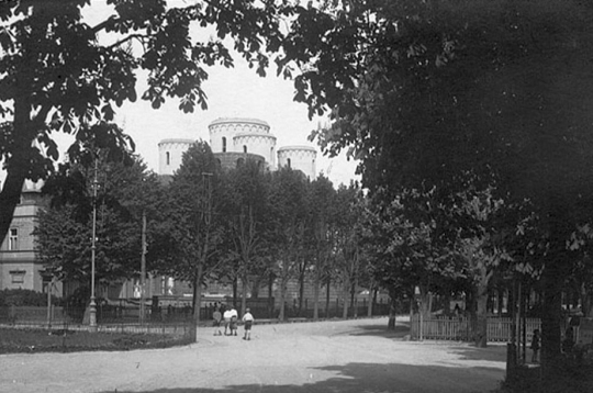 Kūrmājas prospekts ar katedrāles mūriem 20. gs. 20. gados.
