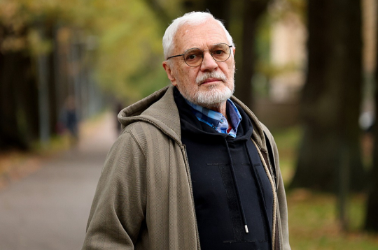 Pēteris Krilovs: "Mans tēvs braukāja no viena šķūņa uz otru, vākdams pēc sarakstiem tos, kas kāps nākamajā bēgļu laivā. Kad ieraudzīju Staprāna "Sarkano šķūni", man asociācija bija ļoti personiska."
