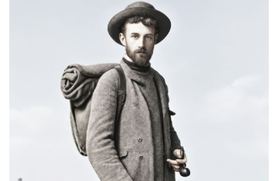 1894. gada 15. augustā Konstantīns Rengartens devās ceļā no Rīgas, lai kājām apietu apkārt pasaulei. Šim neparastajam ceļojumam viņš bija gatavojies desmit gadus un cerēja to pabeigt aptuveni četros gados. Tomēr var teikt, ka patiesībā tas bija sācies jau agrā bērnībā.