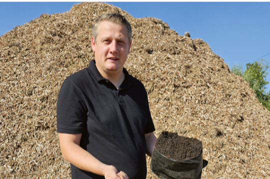 Lazdonas pagasta SIA "Salix Eco" saimnieks Reinis Silups ātraudzīgo kārklu pievienotās vērtības produktu ražošanā Latvijā ticis vistālāk. Viņa izveidoto kārklu kompostu – kūdras aizvietotāju pērk arī Dānijā. Uzņēmums arī piedāvā no kārkliem gatavotu pakaišu biosubstrātu un mulču.