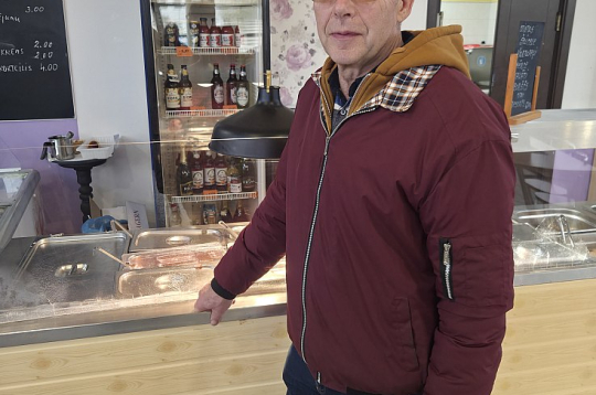 "Mūsu uzņēmuma devīze ir "Mēs strādājam jūsu svētkos!", kas parasti ir brīvdienās. Aizkraukles novadā banketu rīkošana joprojām ir populāra. Lai arī lielas kāzas vairs reti kurš organizē, joprojām tiek rīkotas ģimenes svinības, apaļās dzīves jubilejas – īpaši gados vecākiem cilvēkiem, kuriem tās sarūpē bērni un mazbērni," stāsta viens no uzņēmuma "Vējkalni Miki" saimniekiem Ilmārs Klaužs.