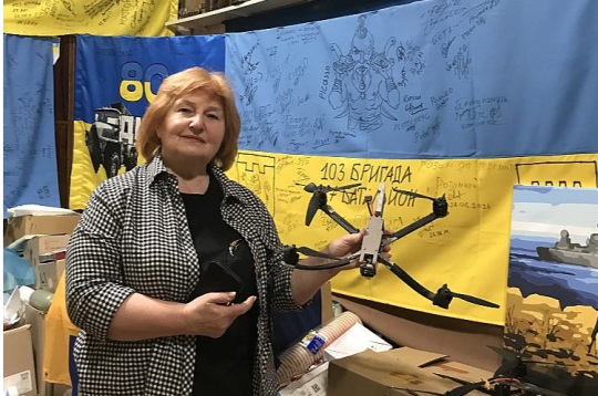 Ilggadējā vēstures muzeja darbiniece Marija Golovkeviča savā voluntieru birojā – noliktavā Drogobičas pilsētā. Ilggadējā vēstures muzeja darbiniece Marija Golovkeviča savā voluntieru birojā – noliktavā Drogobičas pilsētā.