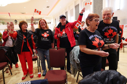 Kanādas vienotības atbalstītāji, Albertas lielpilsētā Edmontonā gaidot referenduma rezultātus. Kanādas vienotības atbalstītāji, Albertas lielpilsētā Edmontonā gaidot referenduma rezultātus.