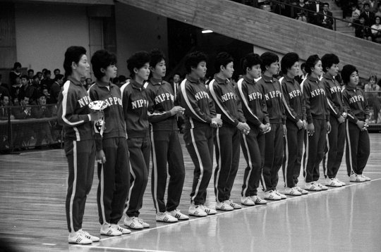 Japānas volejbola izlases spēlētājas 1964. gada olimpiādē. Par Austrumu raganām dēvētā komanda tolaik bija dominējošs spēks savā sporta veidā.