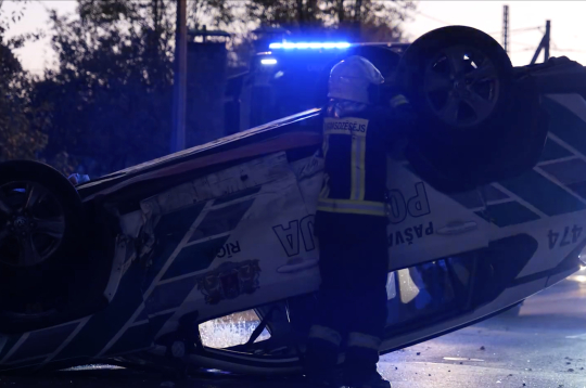 Policijas auto apgāzās uz jumta. Policijas auto apgāzās uz jumta.