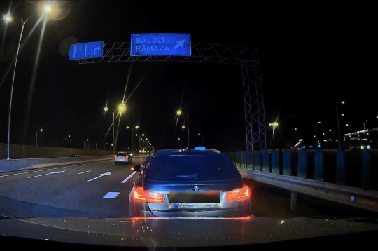 BMW markas automašīnas ātrums bija ap 130 km/h. BMW markas automašīnas ātrums bija ap 130 km/h.