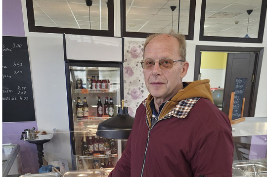 "Mūsu uzņēmuma devīze ir "Mēs strādājam jūsu svētkos!", kas parasti ir brīvdienās. Aizkraukles novadā banketu rīkošana joprojām ir populāra. Lai arī lielas kāzas vairs reti kurš organizē, joprojām tiek rīkotas ģimenes svinības, apaļās dzīves jubilejas – īpaši gados vecākiem cilvēkiem, kuriem tās sarūpē bērni un mazbērni," stāsta viens no uzņēmuma "Vējkalni Miki" saimniekiem Ilmārs Klaužs.