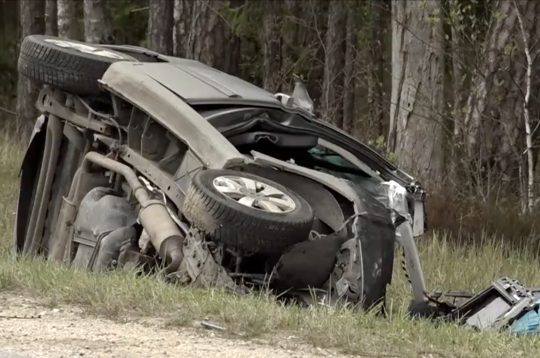 Automašīnas “BMW” vadītājs nobrauca no ceļa braucamās daļas un ietriecās kokā. Automašīnas “BMW” vadītājs nobrauca no ceļa braucamās daļas un ietriecās kokā.