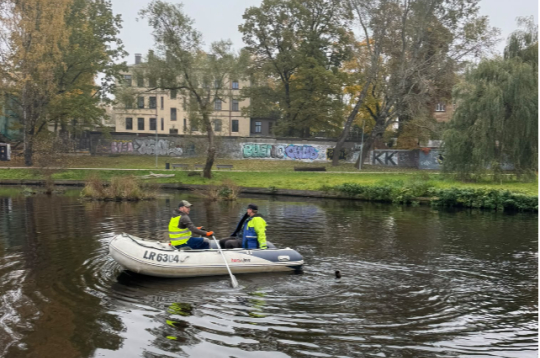 Māras dīķa attīrīšanas laikā no ūdens izceļ makšķerēšanas piederumus un citus priekšmetus. Māras dīķa attīrīšanas laikā no ūdens izceļ makšķerēšanas piederumus un citus priekšmetus.