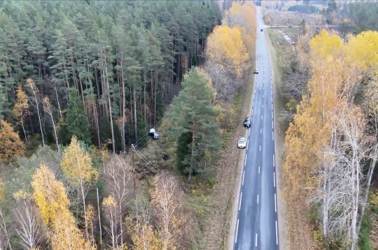 Pēc trieciena spēkrats mainījis braukšanas trajektoriju un nobraucis no ceļa. Pēc trieciena spēkrats mainījis braukšanas trajektoriju un nobraucis no ceļa.