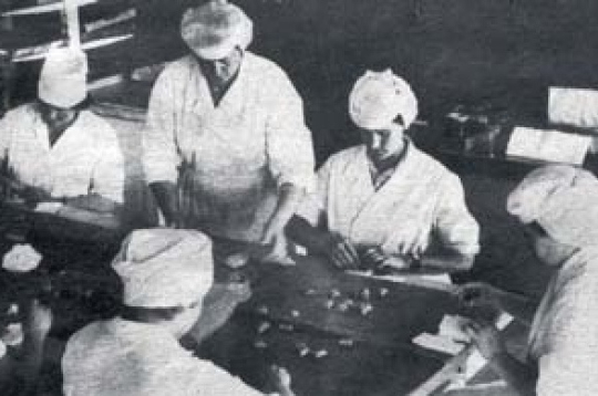 "Gotiņu" cehs Skrīveros 1983. gadā. "Gotiņu" cehs Skrīveros 1983. gadā.