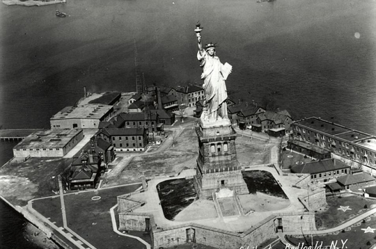 Skats uz Brīvības statuju 1927. gadā.
