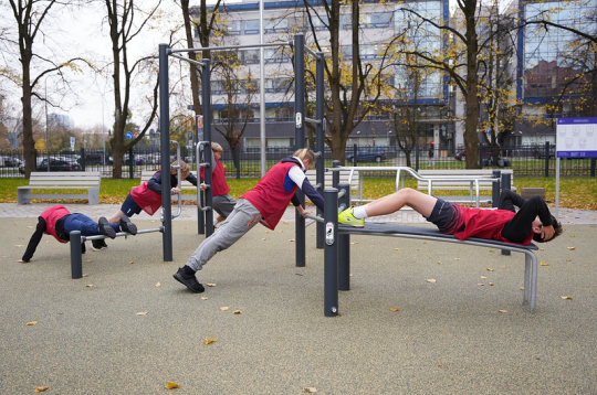 Rīgas 45. vidusskolas teritorijā atklāts jauns multifunkcionāls sporta laukums. Rīgas 45. vidusskolas teritorijā atklāts jauns multifunkcionāls sporta laukums.