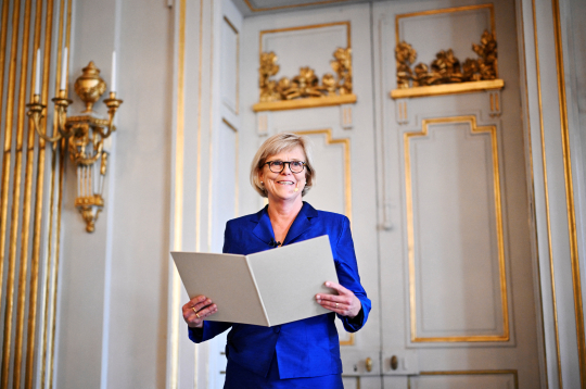 Kanādiešu rakstniecei Annai Kārsonei Stokholmā tiek pasniegta Nobela prēmija literatūrā 2026. Kanādiešu rakstniecei Annai Kārsonei Stokholmā tiek pasniegta Nobela prēmija literatūrā 2026.