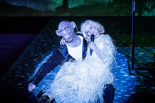 Skats no Kšištofa Varļikovska iestudējuma "Elizabete Kostello. Septiņas lekcijas un piecas fabulas ar morāli" Varšavas "Nowy Teatr". Skats no Kšištofa Varļikovska iestudējuma "Elizabete Kostello. Septiņas lekcijas un piecas fabulas ar morāli" Varšavas "Nowy Teatr".
