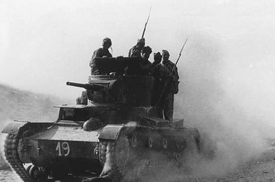 Padomju tanks ar spāņu republikāņu karavīriem 1937. gadā.