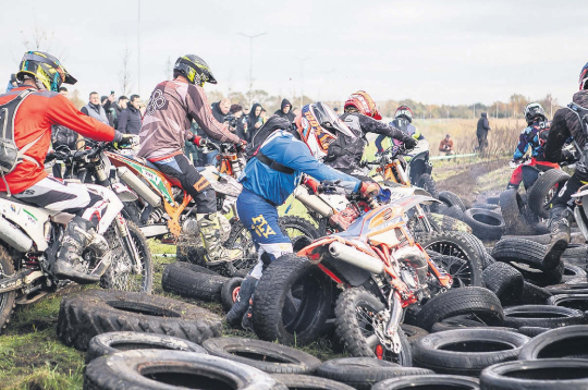 Liepājā notikušajās enduro sacensībās dalībniekiem nācās pārvarēt dažādus šķēršļus, diemžēl arī veselībai bīstamus.